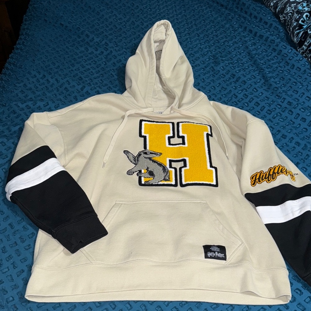 Harry Potter Hufflepuff hoodie by BoxLunch, size M